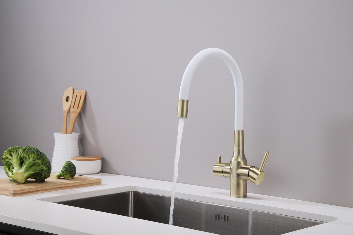 Смеситель для кухни Paulmark SALIX, бронза, белый шланг, Sa213419-BRw